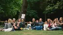 Warga menikmati konser yang diselenggarakan oleh Beethoven Orchestra Bonn di lapangan rumput sebuah taman di Bonn, Jerman, pada 28 Juni 2020. Konser itu digelar untuk memperingati 250 tahun kelahiran komponis sekaligus pianis Ludwig van Beethoven. (Xinhua/Tang Ying)