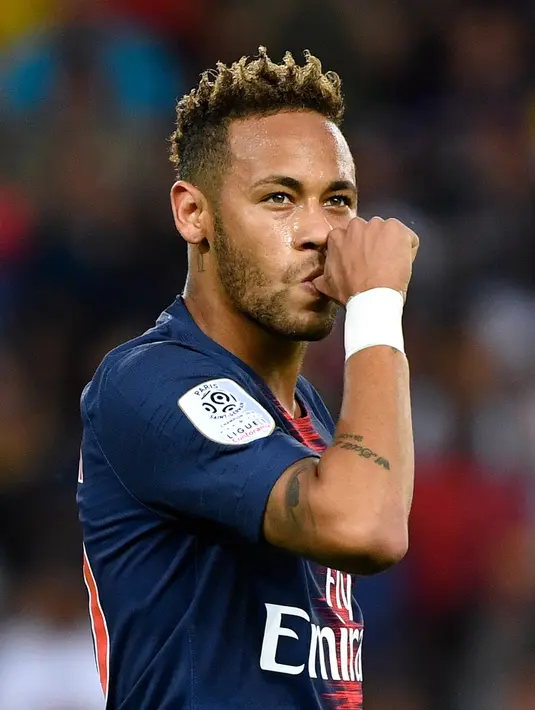 Pemain Paris-Saint-Germain Brasil Neymar melakukan selebrasi usai mencetak gol ke gawang Caen pada pertandingan L1 Prancis di Parc des Princes, Paris, Prancis, 12 Agustus 2018. (Photo by GERARD JULIEN/AFP)