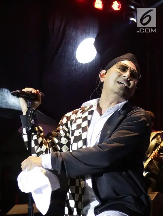 Rio Febrian saat tampil dalam acara Balkonjazz Festival 2019, di Balkondes Tuksono, Borobudur, Magelang, Jawa Tengah, Sabtu (14/9/2019). Rio sukses bikin baper dan menghipnotis ribuan penonton dengan melantunkan sekitar 10 lagu hitsnya. (Fimela.com/Bambang Ekaros Purnama)
