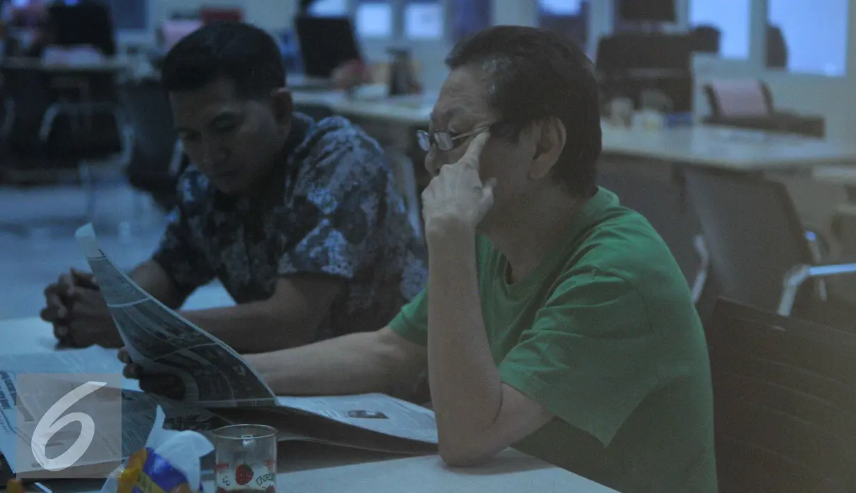 Hendra sudjana alias mingkeng tersangka kasus dwelling time berada diruang pidsus kejaksaan tinggi DKI Jakarta, Jumat (25/9/15). Hendra ditetapkan sebagai tersangka dalam kasus dwelling time di Pelabuhan Tanjung Priok. (Liputan6.com/Gempur M Surya)