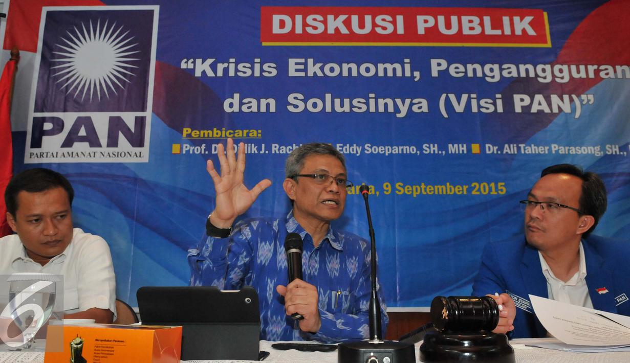 Wakil Ketua Umum DPP PAN, Didik J Rachbini (tengah), saat menjadi pembicara dalam diskusi yang bertajuk "Krisis Ekonomi, Pengangguran dan Solusinya (Visi Pan)" di Kantor DPP PAN, Jakarta, Rabu (9/9/2015). (Liputan6.com/Andrian M Tunay)