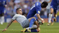 Aksi pemain Everton, Muhamed Besic (kiri) memotong pergerakan pemain Chelsea, Pedro pada lanjutan Premier League di Stamford Bridge stadium, London, (27/8/2017). Chelsea menang 2-0. (AP/Alastair Grant)