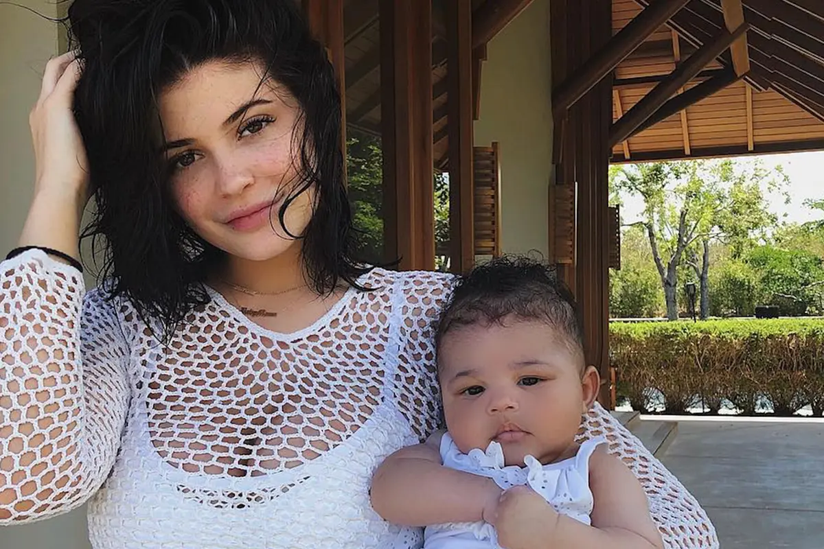 [Bintang] Kylie Jenner - Stormi