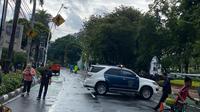 Sebagian wilayah DKI Jakarta dilanda hujan dan angin kencang. Salah satu dampaknya adalah pohon tumbang yang terpantau di dekat Masjid Cut Meutia (Liputan6.com/Teddy Tri Setio Berty)