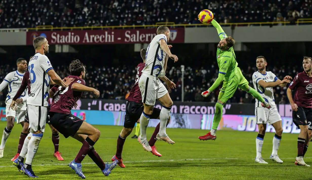 Menit ke-11, Inter berhasil mencetak gol pertama. Tendangan sudut Calhanoglu dari sisi kanan disambut sundulan terarah Perisic yang tidak bisa dijangkau kiper lawan. (AFP/Carlo Hermann)