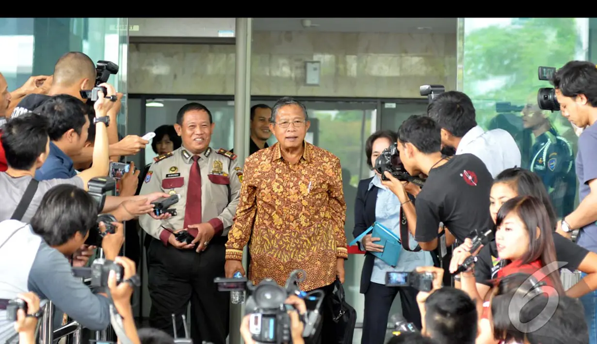 Darmin Nasution diperiksa terkait penerimaan seluruh permohonan keberatan Wajib Pajak atas Surat Ketetapan Pajak Nihil (SKPN) PPh Badan PT BCA Tbk, Jakarta, Senin (11/8/2014) (Liputan6.com/Panji Diksana) 
