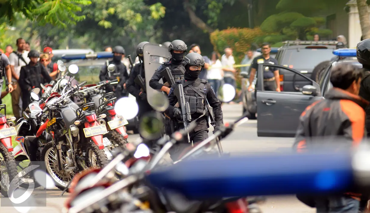 Anggota Brimob bersiap melakukan penyergapan di lokasi perampokan disertai penyanderaan di Kawasan Pondok Indah, Jakarta, Minggu (3/9). Dua tersangka pelaku perampokan disertai penyanderaan dilumpuhkan polisi. (Liputan6.com/Helmi Fithriansyah)