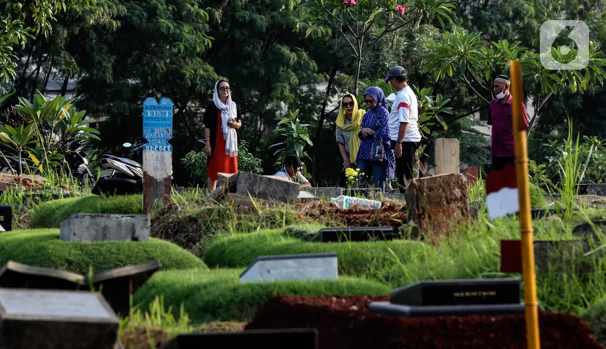 Sejumlah warga berziarah di makam keluarganya di Tempat Pemakaman Umum (TPU) Tanah Kusir, Jakarta, Selasa (29/3/2022). TPU setempat semakin banyak dikunjungi warga yang melakukan tradisi ziarah kubur menjelang Ramadhan. (Liputan6.com/Johan Tallo)