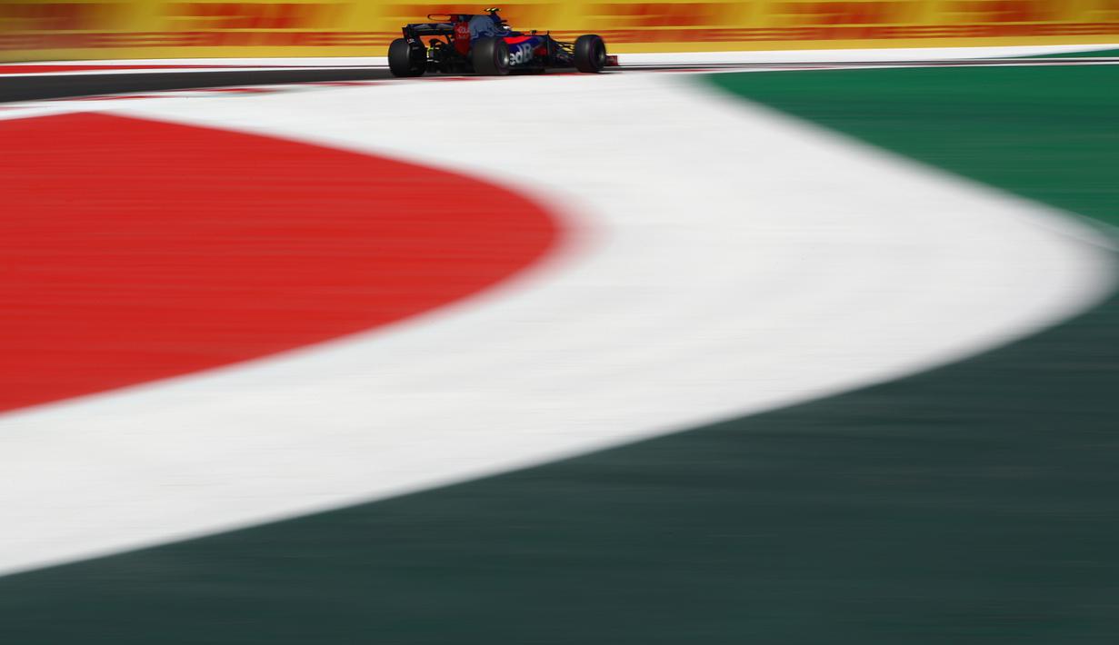 Sean Gelael melaju diatas lintasan dengan gambar bendera Meksiko pada sesi latihan bebas  F1 GP Mexico di Autodromo Hermanos Rodriguez, (27/10/2017). Sean menempati urutan ke-17.  (Clive Rose/Getty Images/AFP)