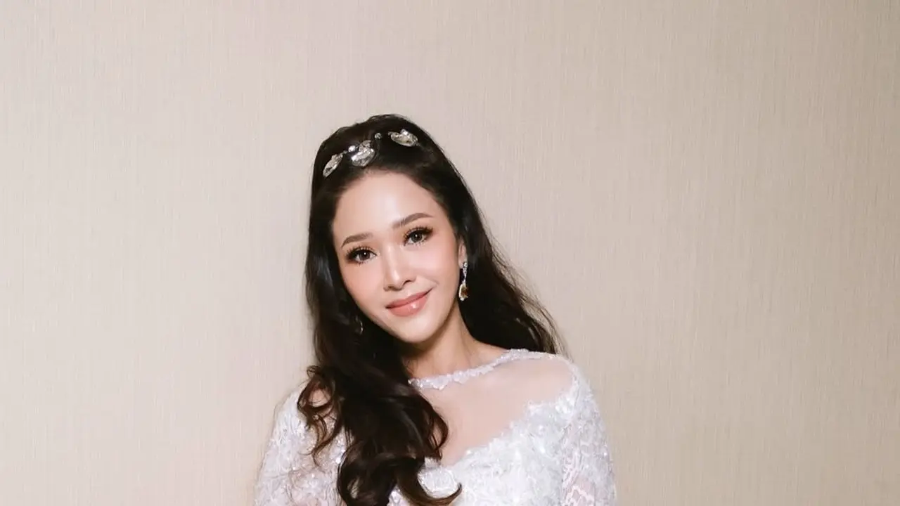 6 Inspirasi Baju Brokat Elegan ala Maia Estianty