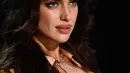 Model asal Rusia, Irina Shayk berpose lingerie biru muda di catwalk fashion show Victoria's Secret di Paris, Rabu (30/11).  Menurut sumber, kandungan kekasih aktor Hollywood, Bradley Cooper itu telah memasuki trimester kedua. (Martin BUREAU/AFP)