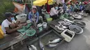 Etnis Vietnam menjual ikan di sepanjang trotoar dekat desa Prek Pnov di Phnom Penh, Kamboja, Kamis (5/8/2021). Prek Pnov terkenal dengan peternakan ikannya dan memasok banyak pasar di Phnom Penh. (AP Photo/Heng Sinith)