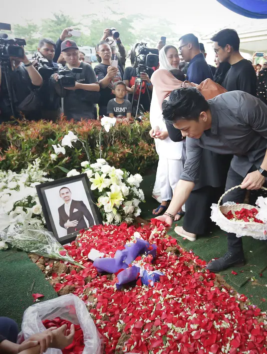 Ariel Noah dan BCL di Pemakaman Ashraf Sinclair (Bambang E Ros/Fimela.com)