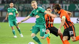 KURANG MAKSIMAL: Penetrasi gelandang serang Rapid Vienna, Florian Kainz (kiri), mendapat pengawalan dari pemain bertahan Shakhtar Donetsk. (Bola.com/Reza Khomaini)
