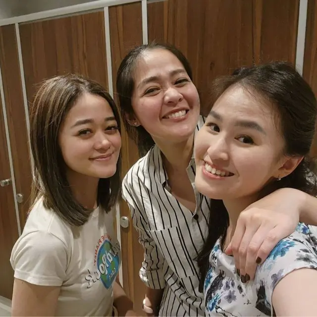 7 Potret Gracia Indri dan Gisela Cindy Pulang ke Indonesia, Kumpul Keluarga Besar