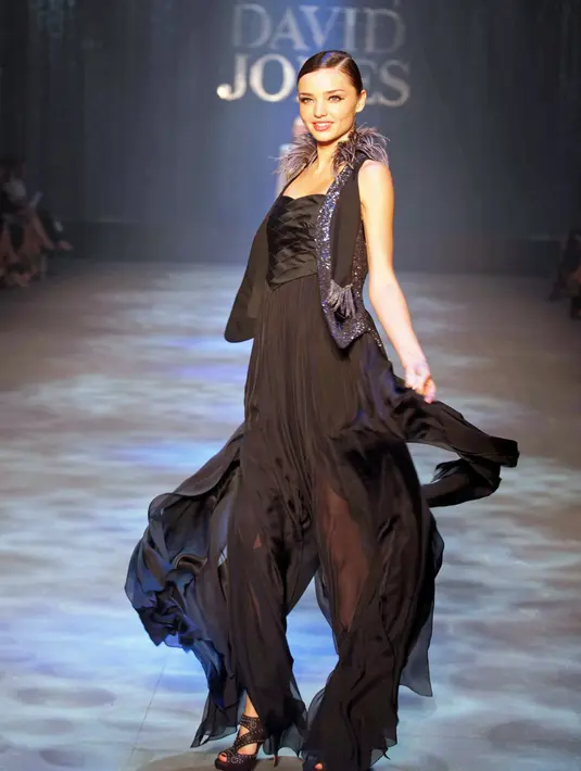 Miranda Kerr yang merupakan brand ambassador David Jones melenggang di catwalk ‘David Jones Long White Winter Fashion Show’ di Sydney, Australia (10/2/2010). (Bintang/EPA)