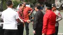 Jokowi tiba sekitar pukul 09.50 WIB, menumpangi sedan berkelir hitam. Jokowi tampak hadir dengan mengenakan setelan batik bernuansa merah dan celana berwarna hitam. (Liputan6.com/Herman Zakharia)