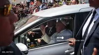 Paus Fransiskus naik Toyota Sienta saat kunjungannya ke Timor Leste. (Valentino Dariell DE SOUSA / AFP)