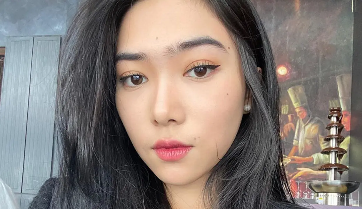 “Kalian ga sendirian ko. Sekarang yang terpenting saling menguatkan satu sama lain aja. Semangat terus temen-temen,” pungkas Isyana Sarasvati. (Instagram/isyanasarasvati)