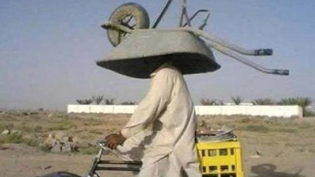 6 Potret Orang Bawa Barang Pakai Kepala Ini Bikin Heran