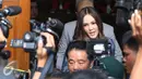 Pembawa acara Cathy Sharon memberikan keterangan kepada awak media usai menjalani sidang perceraian di PN Jakarta Selatan, Senin (7/3). Sidang beragendakan pembacaan saksi dari pihak tergugat (Cathy Sharon). (Liputan6.com/Herman Zakharia)