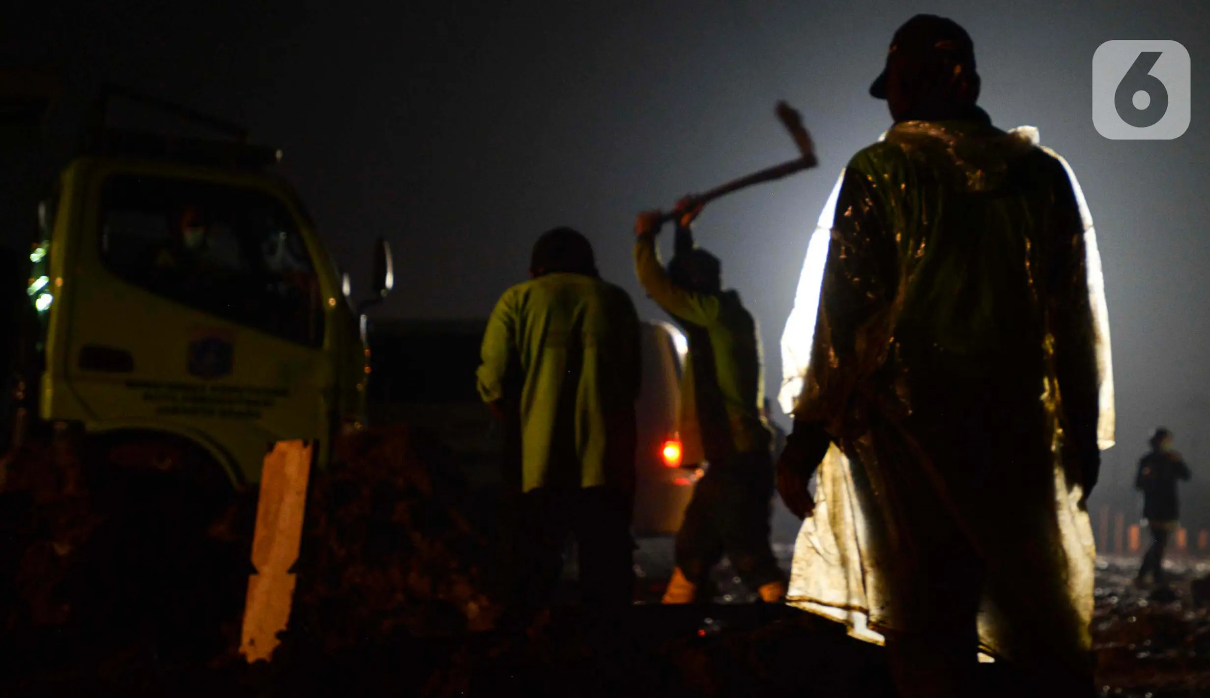 FOTO: Suasana Pemakaman Jenazah COVID-19 di TPU Rorotan - Foto Liputan6.com