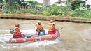 Petugas gabungan mengevakuasi korban dengan perahu karet saat simulasi penanganan banjir di Kalimalang, Cipinang Melayu, Rabu (17/11/2021). Simulasi digelar dalam rangka kesiapsiagaan petugas dalam penanganan korban banjir, terutama evakuasi warga yang terpapar Covid-19 (merdeka.com/Iqbal S Nugroho)