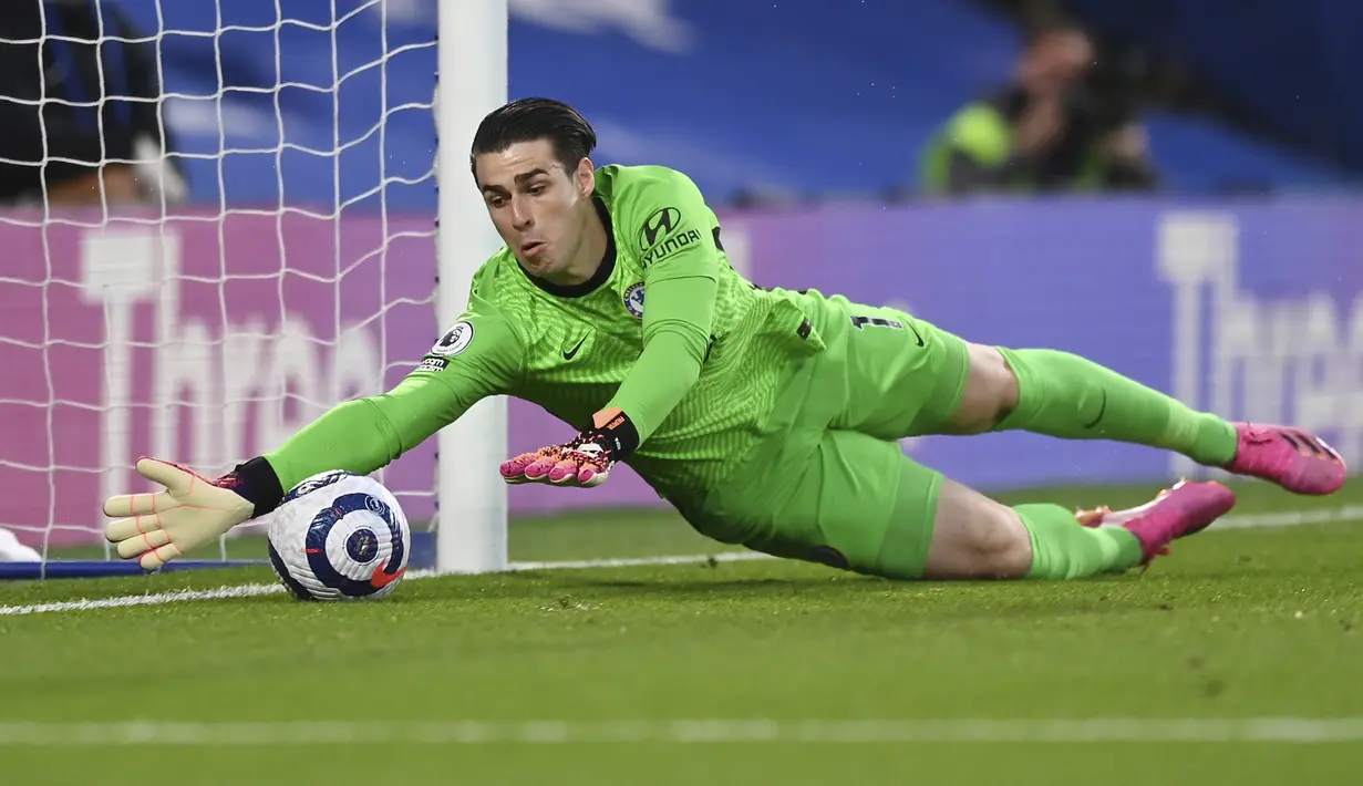 Kiper Chelsea, Kepa Arrizabalaga berhasil menghalau bola saat melawan Arsenal dalam laga lanjutan Liga Inggris 2020/2021 pekan ke-35 di Stamford Bridge, London, Rabu (12/5/2021). Chelsea kalah 0-1 dari Arsenal. (AP/Shaun Botterill/Pool)