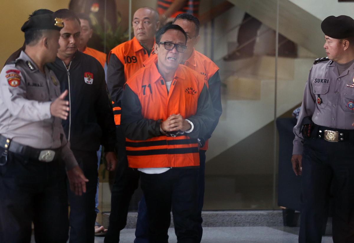 FOTO:  Wamenaker Immanuel Ebenezer Menangis Usai Ditetapkan Tersangka Kasus Sertifikat K3