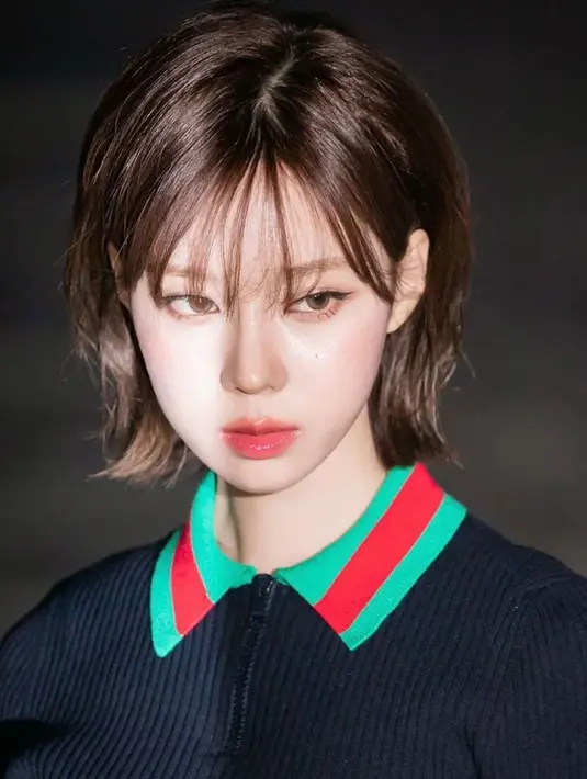 Gaya rambut bouncy bob ala Winter aespa saat menghadiri Gucci Cruise 2024 Fashion Show bisa dipilih untuk kamu yang ingin tampil anti mainstream dengan rambut bob. [@@kitts_hairmakeup]
