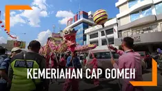 Suasana Cap Gomeh di Pontianak berlangsung meriah. Warga melakukan atraksi barongsai dengan menyertakan puluhan naga.