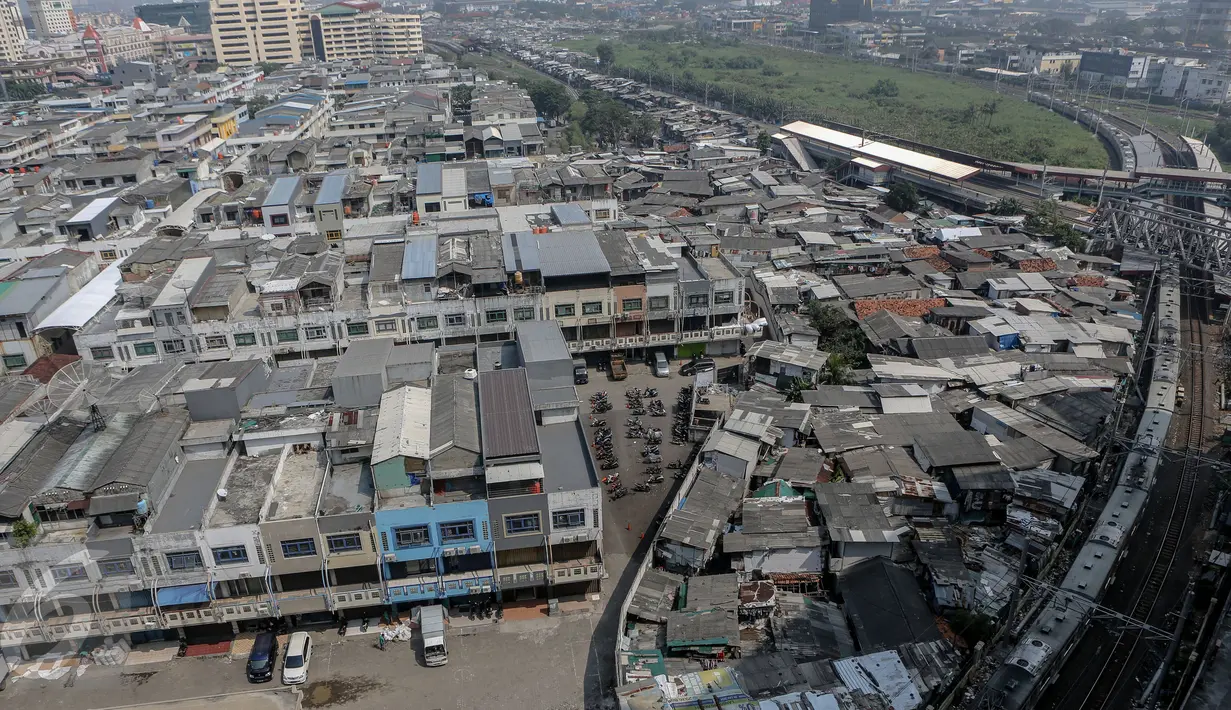 Pemandangan kawasan pemukiman yang berada di dekat Stasiun Kereta Api Kampung Bandan, Jakarta, Rabu (24/5/2015). Pemprov DKI Jakarta berencana akan membangun rumah susun (rusun) di dekat stasiun tersebut pada awal tahun depan. (Liputan6.com/Faizal Fanani)