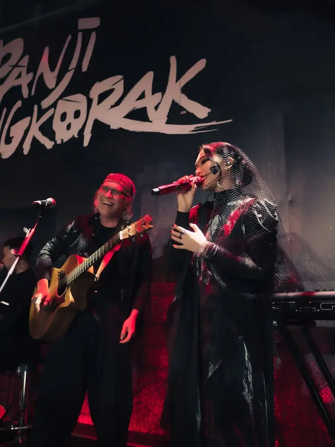 Pesona Misterius Isyana Sarasvati dengan Makeup Wajah Tengkorak Saat Duet Bareng Iwan Fals