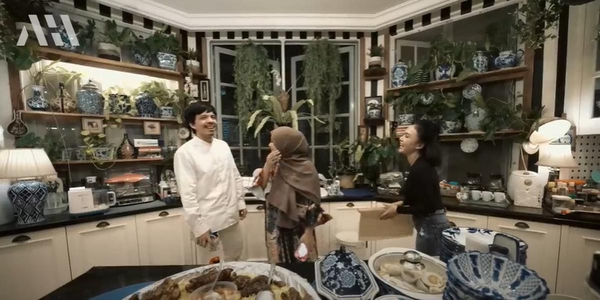 Bertema Jungle House, 8 Potret Dapur Yuni Shara yang Vintage dengan Banyak Tanaman dan Keramik