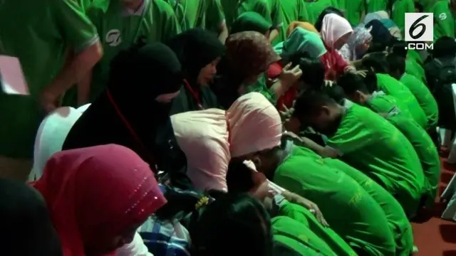 VIDEO: Warga Binaan Basuh Kaki Ibu Sambil Menangis