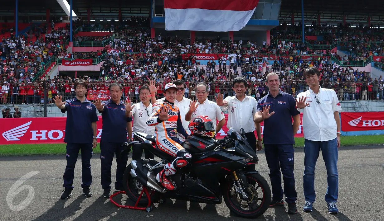 Juara Dunia Moto GP, Marc Marquez foto bersama dengan jajaran tim Honda usai mencoba motor All New Honda CBR250RR di sirkuit Sentul, Jawa Barat, Selasa (25/10). Liputan6.com/Angga Yuniar)