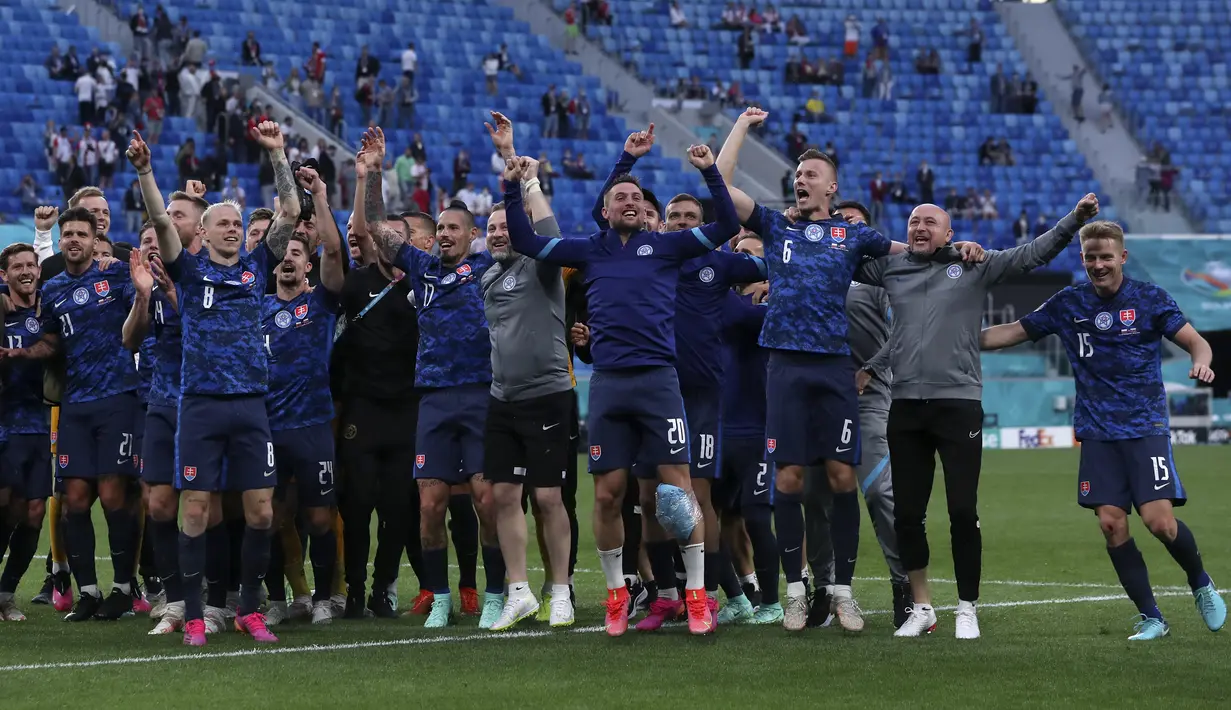 Para pemain Slovakia melakukan selebrasi usai pertandingan grup E Euro 2020 melawan Polandia di stadion Saint Petersburg di St. Petersburg, Rusia, Senin (14/6/2021). Slovakia menang tipis atas Polandia 2-1. (Evgenya Novozhenina/Pool via AP)