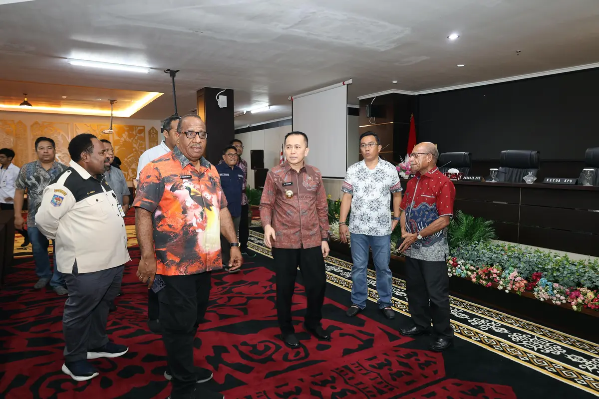 Penjabat (Pj) Gubernur Papua Agus Fatoni mengunjungi Kantor Komisi Pemilihan Umum (KPU) Provinsi Papua (Istimewa)