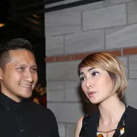 "Anak-anak tuh maunya ke tempat yang belum pernah didatengin. Mereka lihat di internet, kaya misalnya ada tempat Ben10 di Thailand, macem-macem. Kalau mereka nilainya bagus kita kasih hadiah, ya ajak jalan-jalan," jelas Arie. (Andy Masela/Bintang.com)