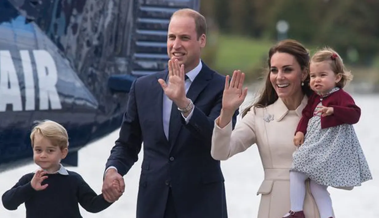 Menolak bersalaman dan bersikap cuek, tak membuat warga Kanada kecewa dengan sikap Pangeran George, putra dari Pangeran William dan Kate Middleton saat hendak meninggalkan Kanada. (doc.mirror.co.uk)