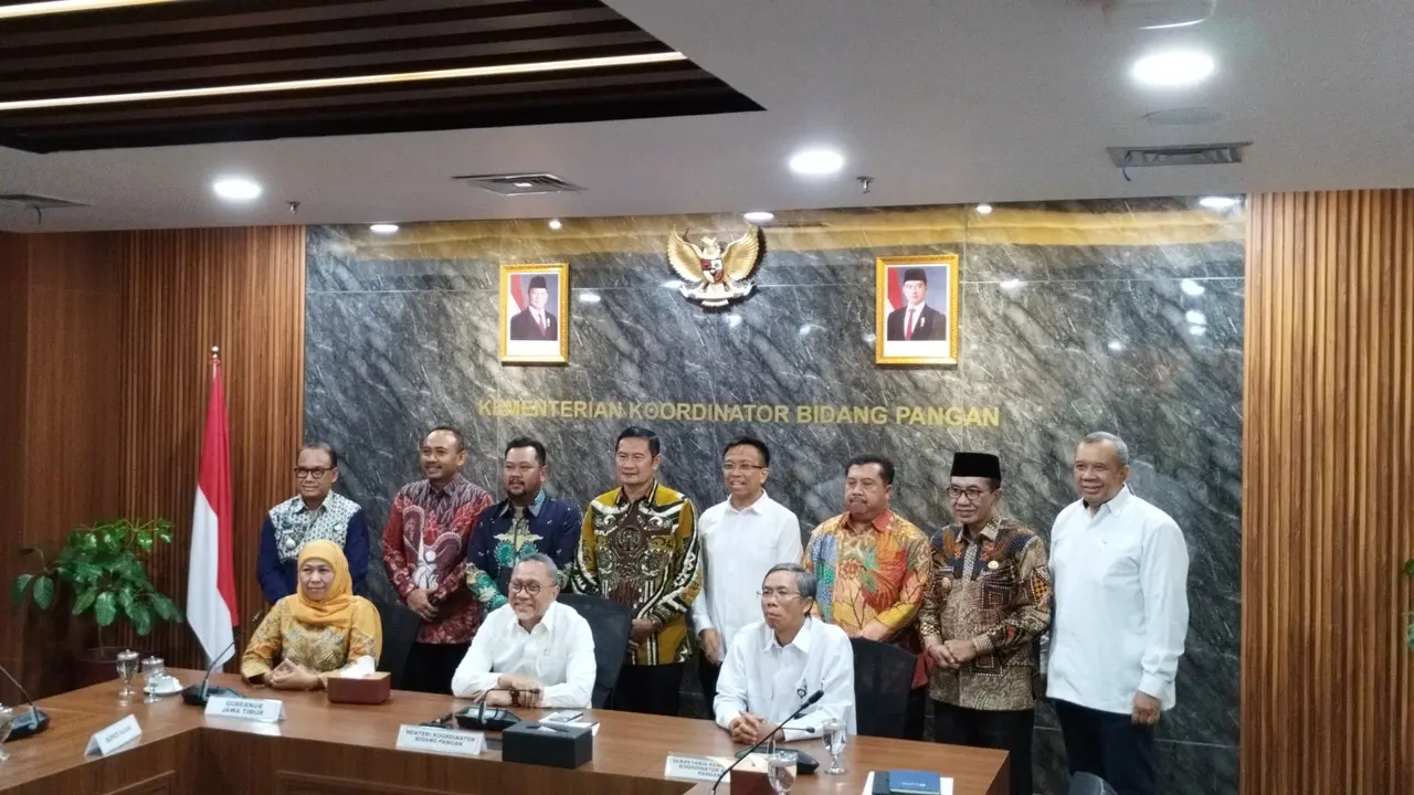 Menko Pangan Zulkifli Hasan bertemu dengan Gubernur Jawa Timur Khofifah Indar Parawansa dan sejumlah kepala daerah di provinsi tersebut