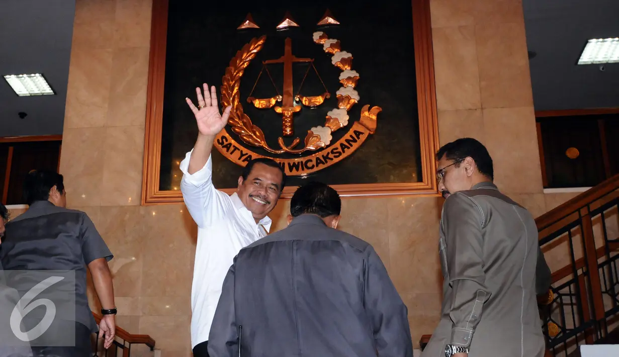 Jaksa Agung HM Prasetyo melambaikan tangan usai jumpa pers terkait perkara hukum mantan komisioner KPK di Jakarta, Kamis (3/3/2016). Jaksa Agung memutuskan mengkesampingkan perkara mantan komisioner KPK, AS dan BW. (Liputan6.com/Helmi Fithriansyah)