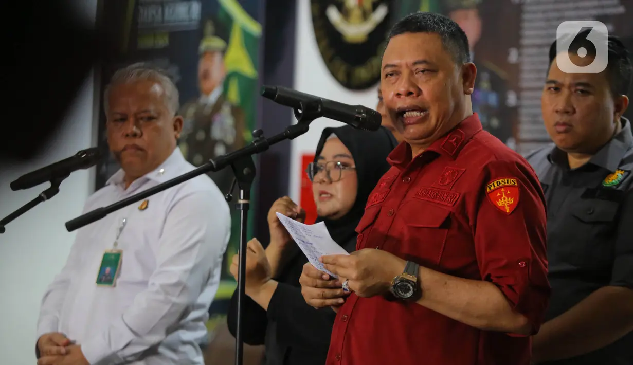 Direktur Penyidikan Jaksa Agung Muda Bidang Tindak Pidana Khusus (Jampidsus) Abdul Qohar saat menyampaikan keterangan terkait penangkapan sekaligus penahanan tiga tersangka Hakim pada Pengadilan Negeri Surabaya di gedung Kejaksaan Agung, Jakarta, Rabu (23/10/2024) malam. (Liputan6.com/Angga Yuniar)