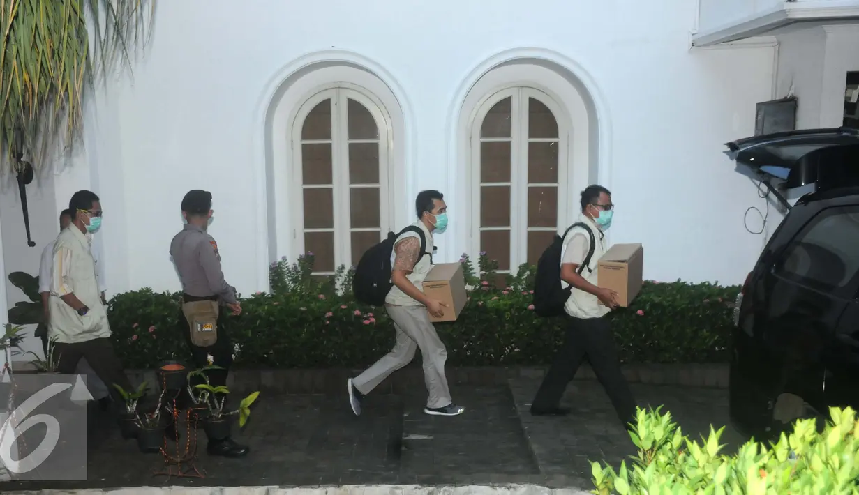 Penyidik KPK membawa kardus usai menggeledah rumah pribadi Gubernur Sulawesi Tenggara Nur Alam di Kuningan, Jakarta, Selasa (23/8). Penggeledahan ini dimulai pada pukul 14.00 WIB dan selesai pada pukul 17.40 WIB. (Liputan6.com/Helmi Afandi)