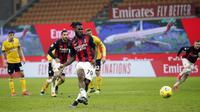 Gelandang AC Milan, Franck Kessie melakukan eksekusi penalti yang berbuah gol penyeimbang 1-1 ke gawang Udinese di masa injury time dalam laga lanjutan Liga Italia 2020/21 pekan ke-25 di San Siro Stadium, Rabu (3/3/2021). AC Milan bermain imbang 1-1 dengan Udinese. (AP/Antonio Calanni)