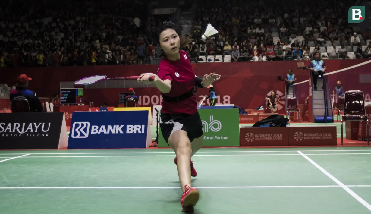 Pebulutangkis Hongkong, Tsz Huen Lam, berusaha mengembalikan bola saat tampil pada Asian Para Games cabang bulutangkis RR 3 di Istora Senayan, Jakarta, Kamis (11/10). (Bola.com/Vitalis Yogi Trisna)