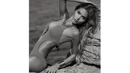 Anna Kathrin Vida, model yang dan juga pasangan dari Mario Gotze, terlihat seksi pada sesi pemotretan. (Photo/Instagram)