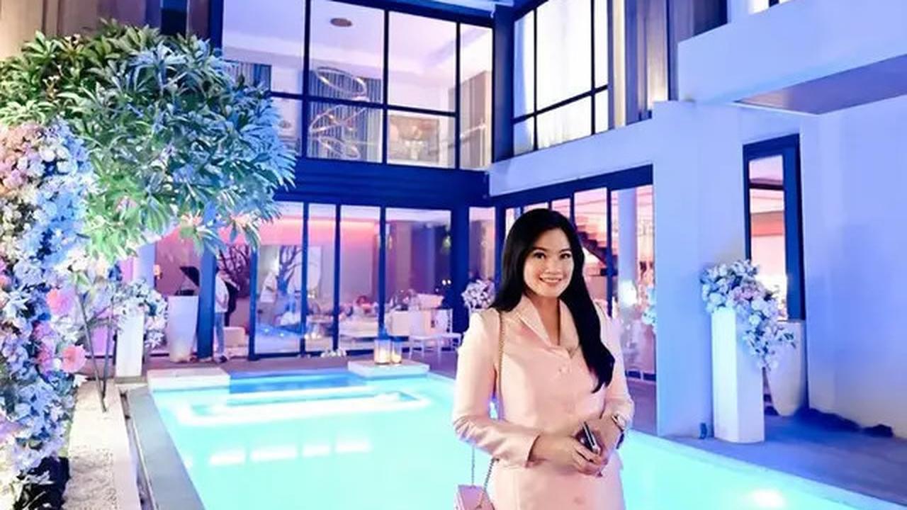 6 Potret Titi Kamal bak Barbie Awet Muda Dibalut Dress Pink saat Rayakan Pesta Ulang Tahun ke-43 di Rumahnya