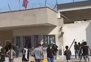 Sedikitnya sembilan orang tewas dan 40 lainnya terluka dalam bentrokan antara polisi dan pengunjuk rasa yang menerobos Konsulat AS di Karachi, Pakistan.(Foto: Tangkapan Layar Sosmed)