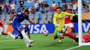 Pemain Chelsea, Christopher Nkunku, mencetak gol ke gawang Benfica pada laga 16 besar Piala Dunia Antarklub 2025 di Bank of America Stadium, Minggu (29/6/2025). (AP Photo/Nell Redmond)